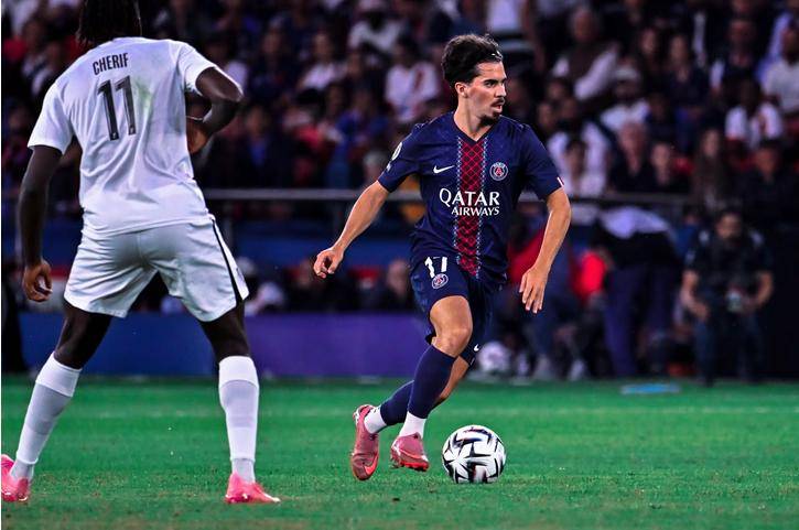 法甲倒计时；巴塞罗那冲刺阶段官宣签约；细节引发关注；球迷炸锅；阵容厚度经受考验的简单介绍