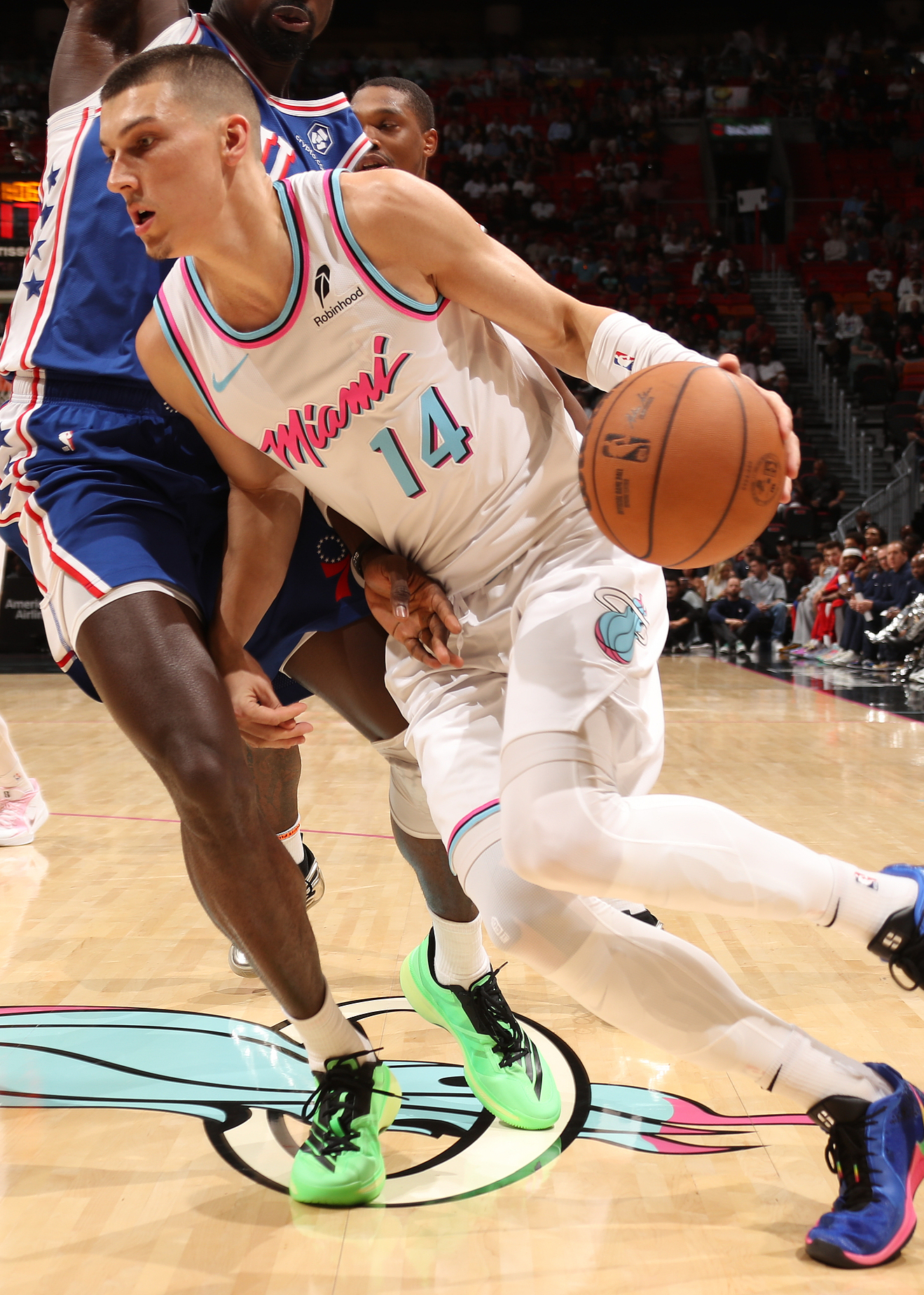 包含NBA常规赛赛前走向成谜，曼联门线救险，话题不断，赛程密集仍需轮换的词条