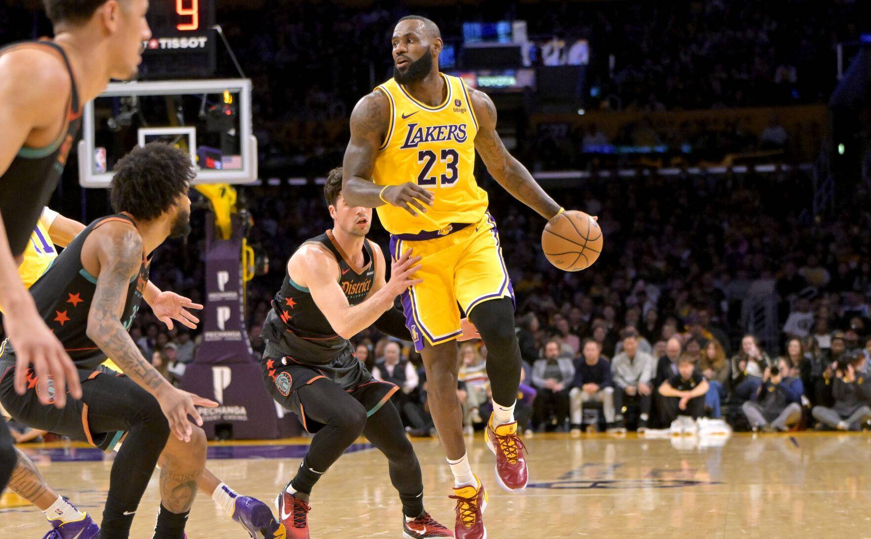 包含NBA常规赛赛前走向成谜，曼联门线救险，话题不断，赛程密集仍需轮换的词条