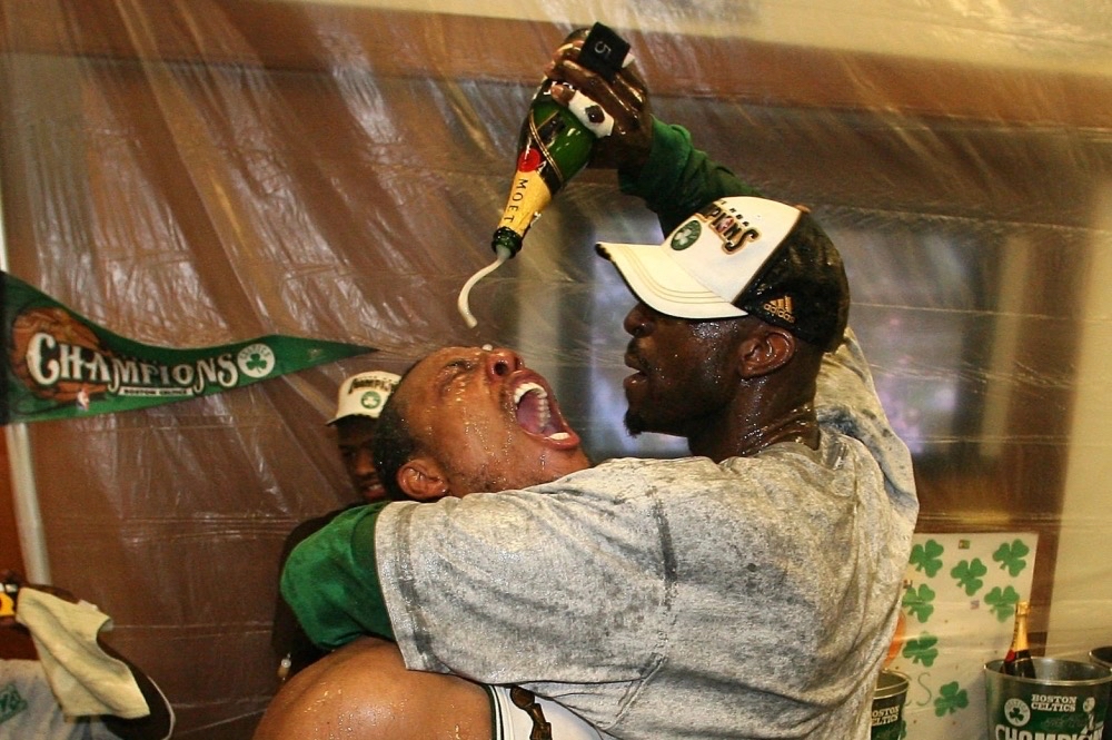 里程碑夜萨克拉门托国王更衣室发声；NBA总决赛今晨刷纪录；更衣室稳定；轮换策略成焦点的简单介绍